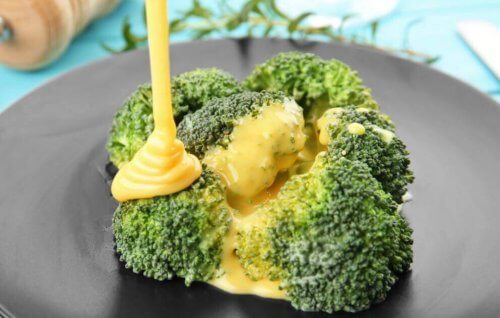 broccoli con formaggio fuso