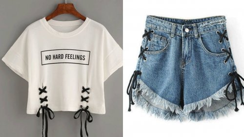 Maglietta e pantaloncini con lacci neri.