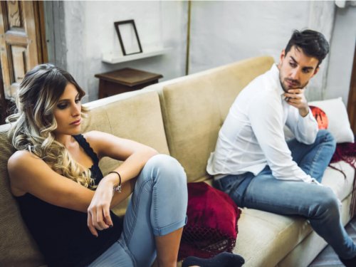 Coppia in conflitto sul divano