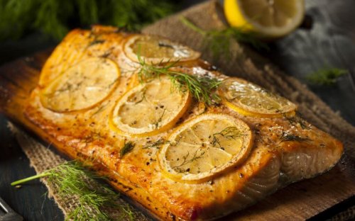 Salmone al forno con fette di limone