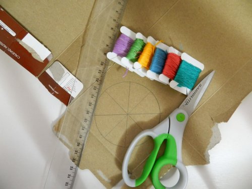 Scatola nastri colorati e forbici per comodini