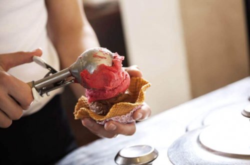 donna serve il gelato in una cialda a coppetta