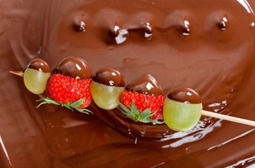 Spiedino di frutta con cioccolato