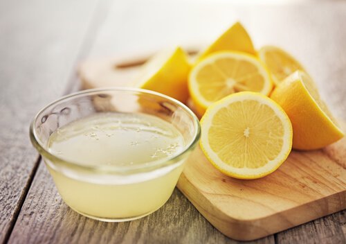 Succo di limone e limoni tagliati a metà