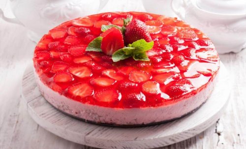 Torta con gelatina e fragole