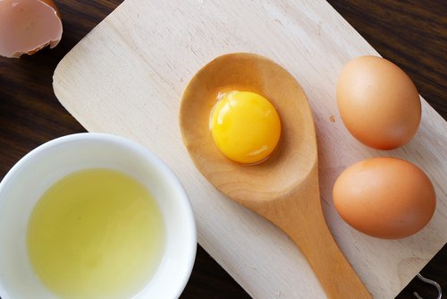 Uova per preparare maschere per capelli luminosi e setosi.