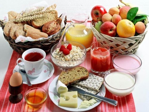 colazione abbondante con diversi alimenti