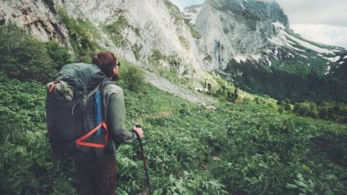 Uomo che cammina in montagna