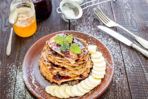 Frittelle di avena con banana cacao e olio di cocco per colazione