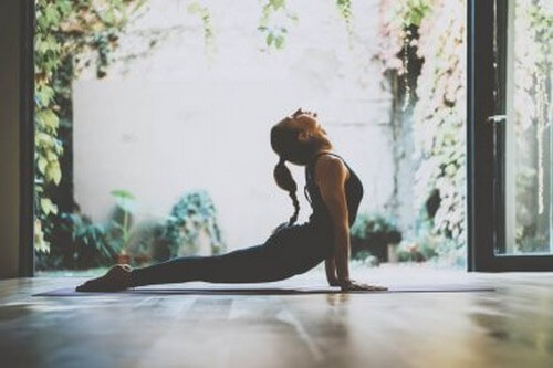3 pratiche yoga che ci aiutano a gestire lo stress