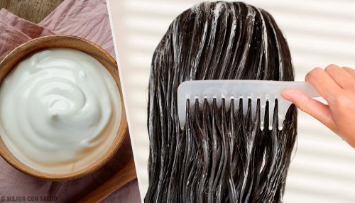 Donna pettina capelli dopo aver applicato crema