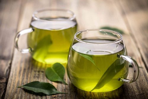 Tè verde e acqua di carciofo