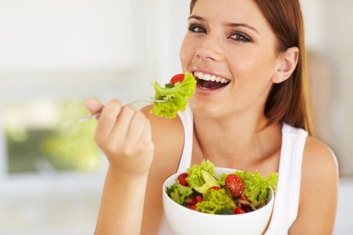 Donna mangia insalata