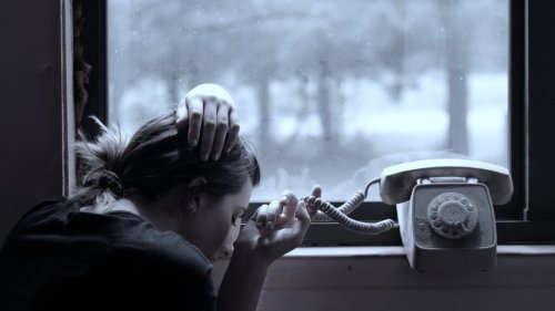 donna vicino al telefono