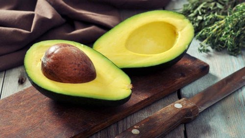 Avocado tagliato a metà