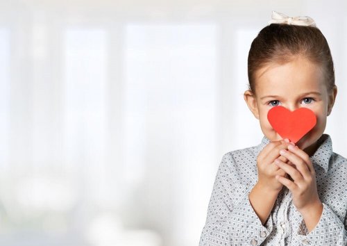 Bambina con cuore di carta