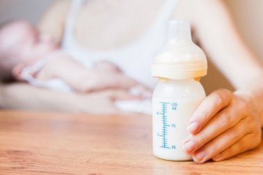 Svegliare il neonato per nutrirlo: è consigliabile?