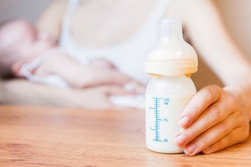 Svegliare il neonato per nutrirlo: è consigliabile?