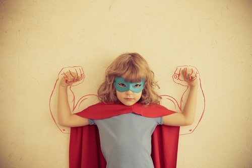 Bambini superdotati: bambino che gioca a fare il supereroe.