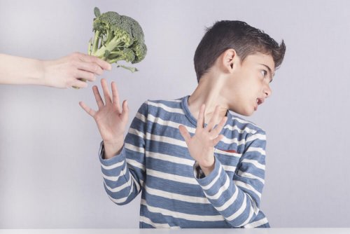 Bambino che rifiuta i broccoli