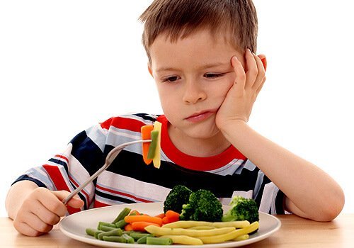 Bambino che rifiuta le verdure