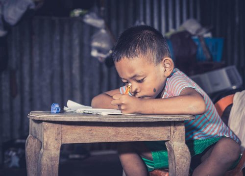 Bambino che studia