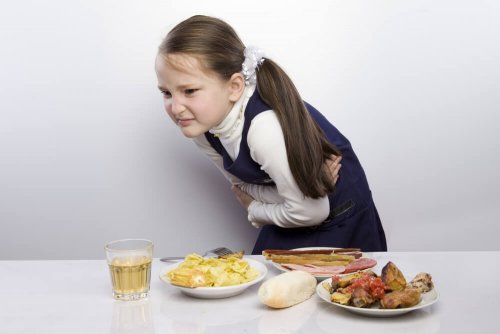 Appendicite nei bambini: bambina con dolore allo stomaco.