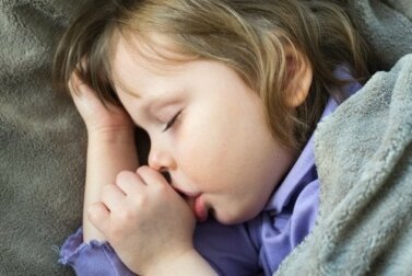 Succhiarsi il pollice: 4 modi per aiutare il bimbo a smettere