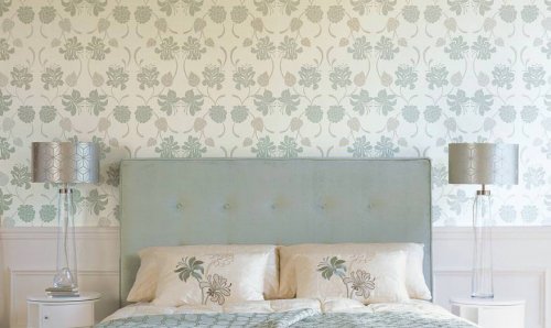 Camera da letto ordinata per dormire bene