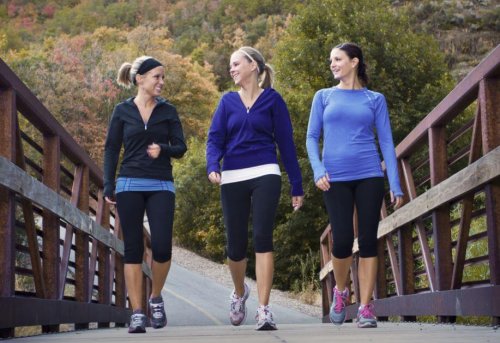 Tre ragazze cammina su un ponte