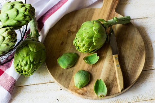 Carciofi su tagliere