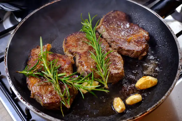 Carne fritta in padella.