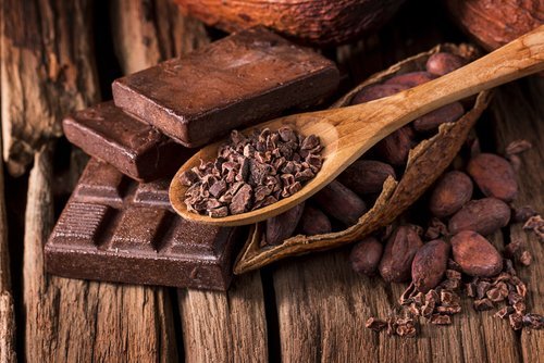 Mangiare il cioccolato fondente