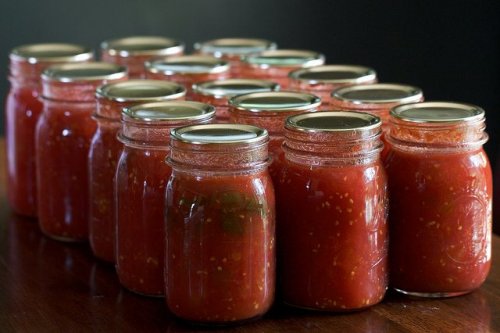 Salsa di pomodoro nei barattoli