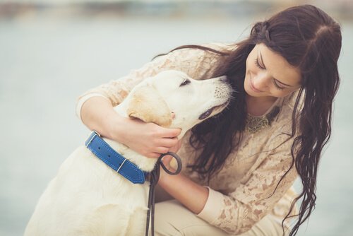 Donna con il suo cane, una compagnia rilassante