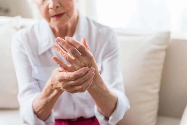 6 rimedi naturali per alleviare il dolore dell'artrite