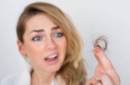 Donna con ciocca di capelli