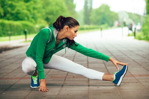 Donna che fa un esercizio di stretching