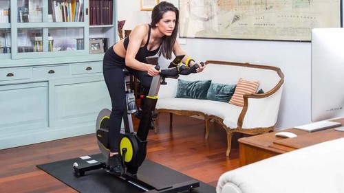 Donna sulla cyclette
