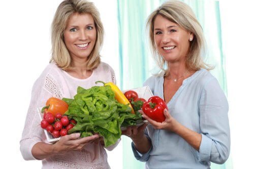 Perdere peso in menopausa grazie alla dieta: donne con frutta e verdura.