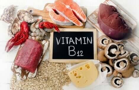 Nutrienti necessari dopo i 40 anni: fonti alimentari di vitamina B12.