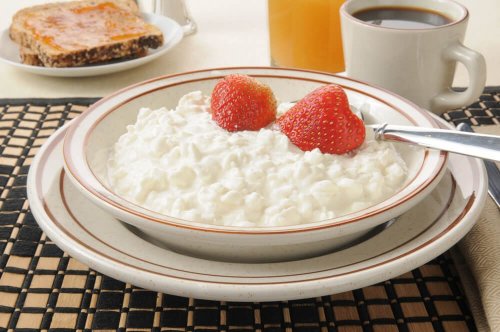 Formaggio cottage e fragole