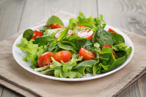 Insalata in un piccolo piatto