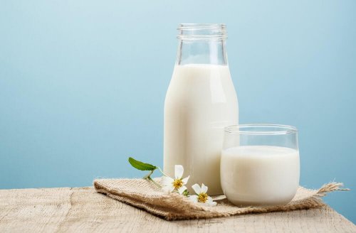 Latte nella brocca e nel bicchiere