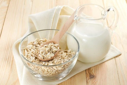 Latte e fiocchi di avena per le frittelle
