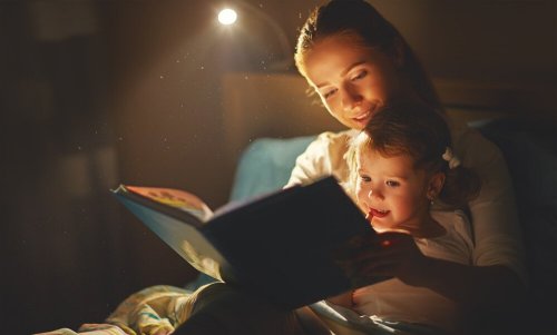 Basta succhiarsi il pollice - Mamma che legge una storia alla figlia