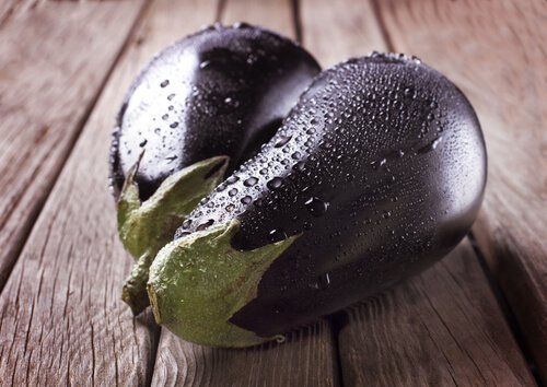 Melanzane con gocce d'acqua