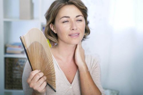 Benefici degli estrogeni: donna con vampate di calore.