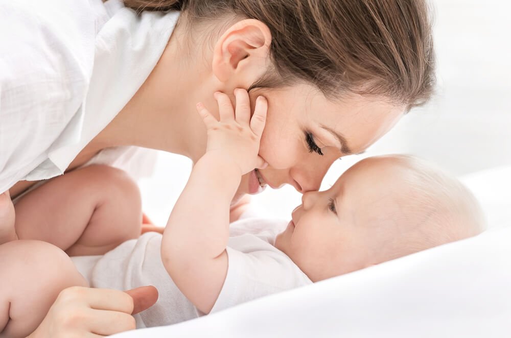 Neomamma affettuosa col proprio bambino