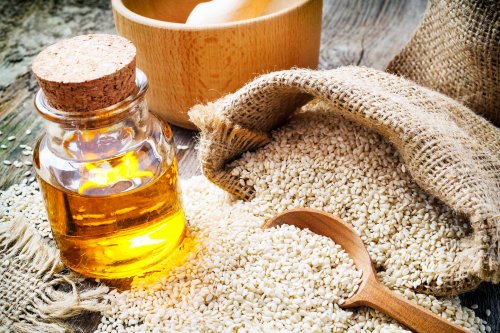 Sesamo e olio tra ingredienti per preparare pollo al sesamo